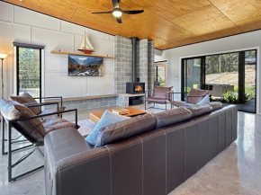 4-Bed Coastal Retreat with Fireplace and BBQ Area, Long Beach